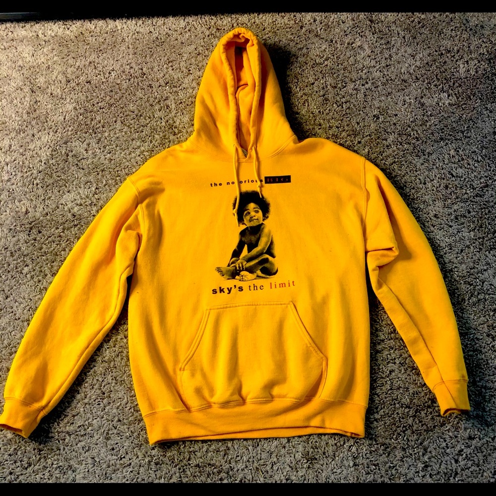 It’s a yellow medium sized hoodie, brand is gildan